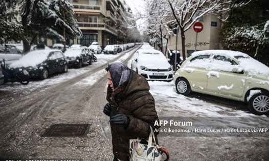 Bão tuyết đổ bộ gây hỗn loạn giao thông ở Athens, Hy Lạp, khiến hàng nghìn phương tiện bị mắc kẹt trong tuyết. Ảnh: AFP