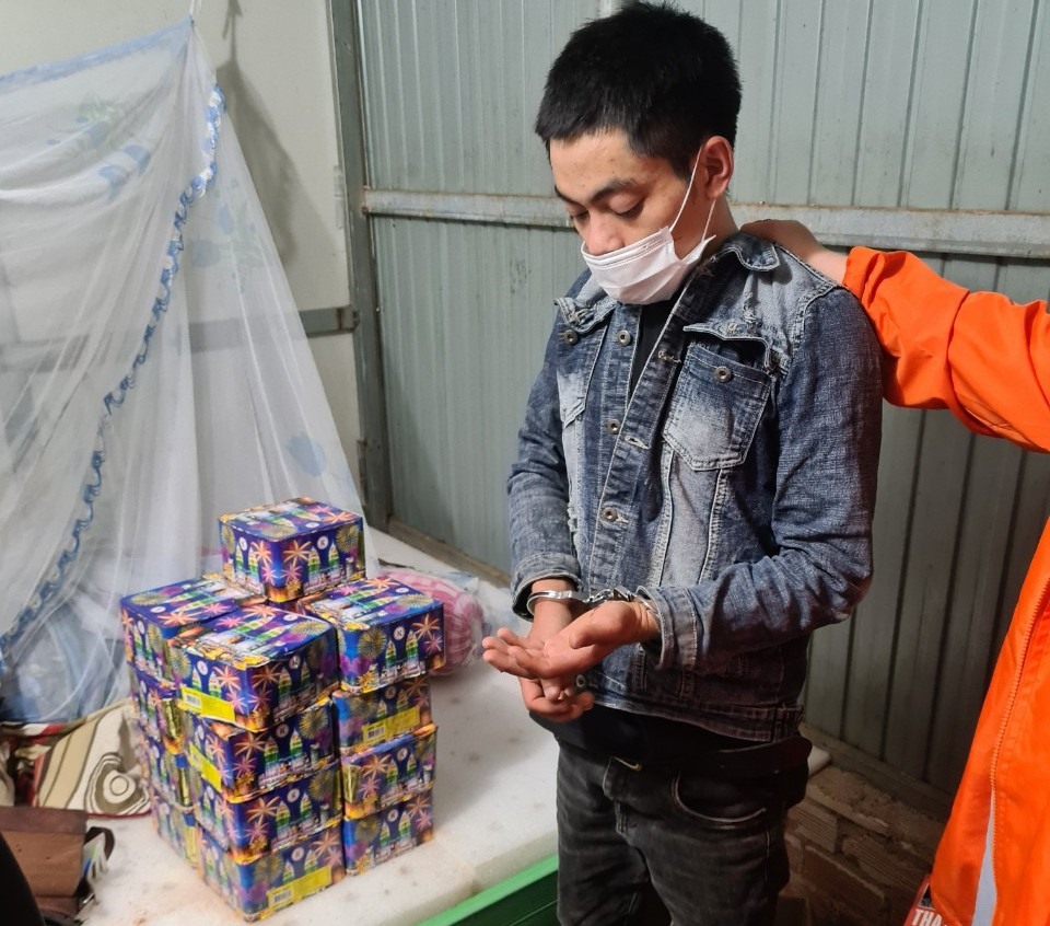 Đối tượng Duy Anh cùng tang vật là pháo nổ tại nhà. Ảnh: Khánh Phúc