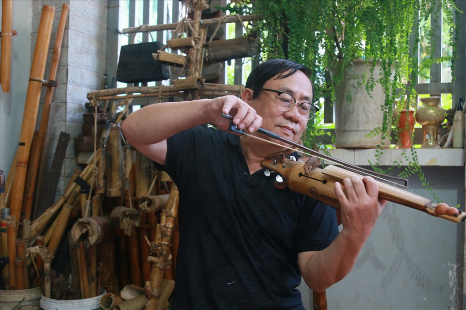 Ông Nguyễn Trường sử dụng cây đàn violon tre. Ảnh: Bảo Trung