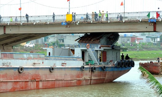 Tàu thủy mang biển kiểm soát HD.3839 đâm vào nhịp giữa cầu Thái Bình. Ảnh: T.D