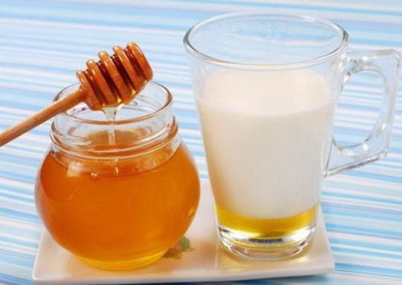 Uống mật ong với sữa đặc