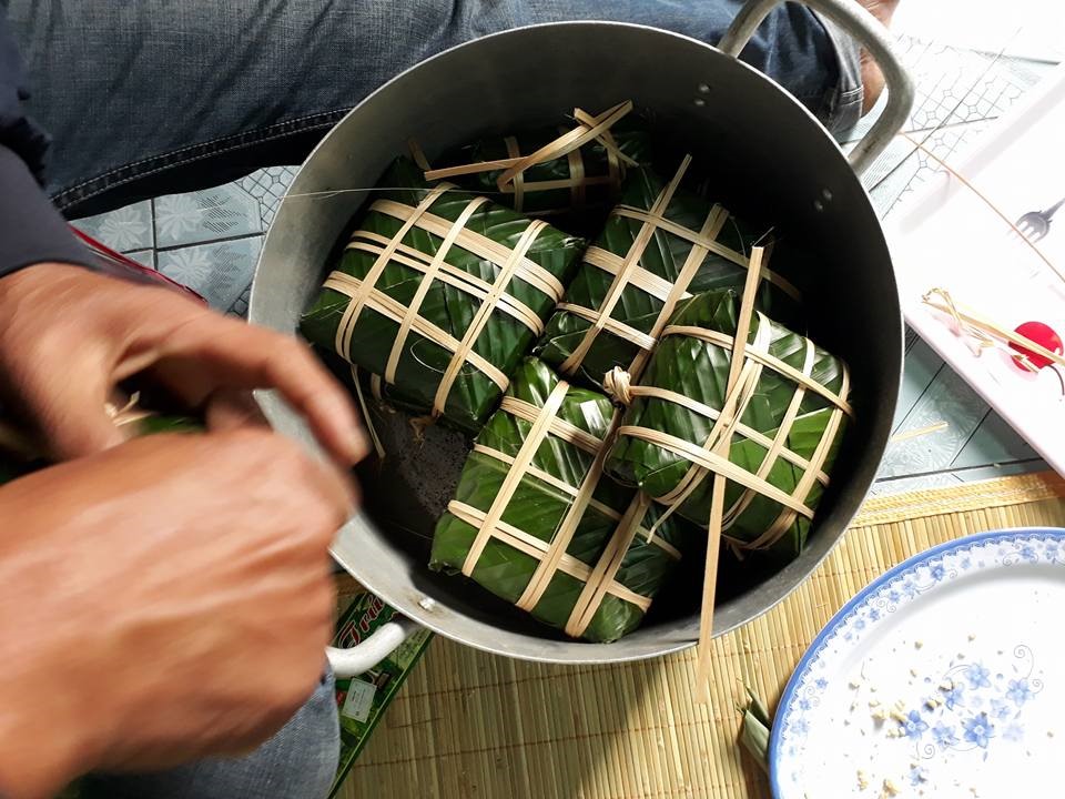 Mỗi mùa Tết lại thương nồi bánh chưng xanh, gói cả những câu chuyện chỉ kể một lần trong đời. Ảnh: Thuỳ Trang