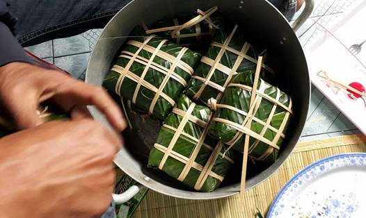 Mỗi mùa Tết lại thương nồi bánh chưng xanh, gói cả những câu chuyện chỉ kể một lần trong đời. Ảnh: Thuỳ Trang