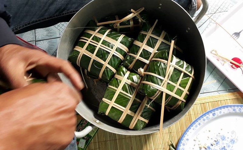 Mỗi mùa Tết lại thương nồi bánh chưng xanh, gói cả những câu chuyện chỉ kể một lần trong đời. Ảnh: Thuỳ Trang