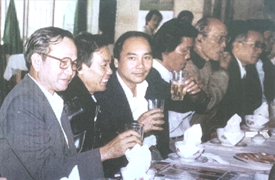 Chủ tịch nước Nguyễn Xuân Phúc (thứ 3 từ trái sang), thời điểm năm 1992 là Chánh Văn phòng UBND tỉnh Quảng Nam - Đà Nẵng dự lễ khai trương Văn phòng đại diện Báo Lao Động tại Miền Trung - Tây Nguyên. Ảnh: Tư liệu