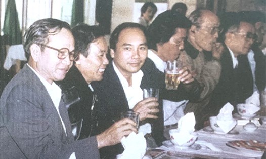 Chủ tịch nước Nguyễn Xuân Phúc (thứ 3 từ trái sang), thời điểm năm 1992 là Chánh Văn phòng UBND tỉnh Quảng Nam - Đà Nẵng dự lễ khai trương Văn phòng đại diện Báo Lao Động tại Miền Trung - Tây Nguyên. Ảnh: Tư liệu