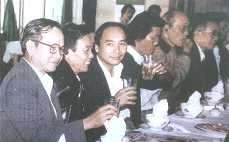 Chủ tịch nước Nguyễn Xuân Phúc (thứ 3 từ trái sang), thời điểm năm 1992 là Chánh Văn phòng UBND tỉnh Quảng Nam - Đà Nẵng dự lễ khai trương Văn phòng đại diện Báo Lao Động tại Miền Trung - Tây Nguyên. Ảnh: Tư liệu