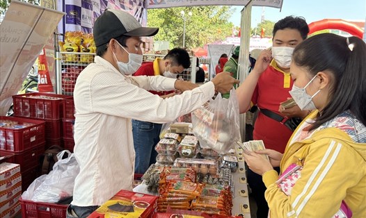Công nhân khu chế xuất Tân Thuận mua hàng tại "Ngày hội công nhân  - Phiên chợ nghĩa tình" do Công đoàn các khu chế xuất & công nghiệp TPHCM tổ chức. Ảnh: Nam Dương