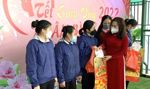 Chủ tịch Liên đoàn Lao động quận Long Biên Phan Thị Thu Hằng trao quà Tết tới giáo viên. Ảnh: CĐQ