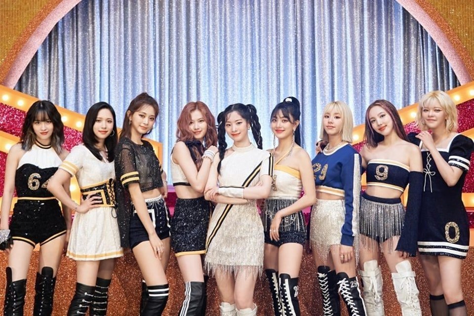 TWICE tụt hạng trên Billboard. Ảnh: Poster JYP. TWICE tụt hạng trên Billboard. Ảnh: Poster JYP.
