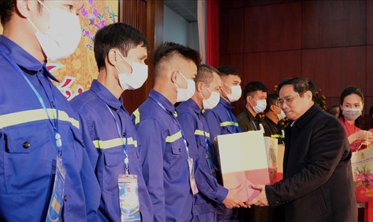 Thủ tướng Phạm Minh Chính tặng quà cho thợ lò, công nhân ngành Than ở Quảng Ninh nhân dịp đón Tết Nhâm Dần -2022. Ảnh: T.N.D