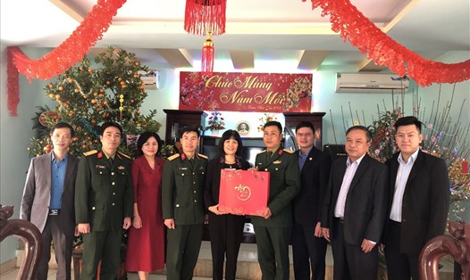 Đoàn công tác Tổng Liên đoàn Lao động Việt Nam chúc Tết, tặng quà Trung đoàn 36. Ảnh: Quế Chi