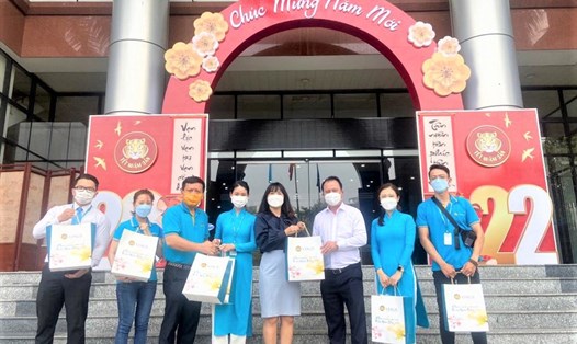 Lãnh đạo Công đoàn VIAGS tặng quà cho cán bộ nhân viên tại khu vực sân bay Tân Sơn Nhất. Ảnh Đức Long