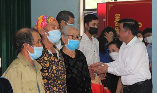 Ông Trần Cẩm Tú trao quà cho các hộ gia đình chính sách, hộ nghèo tại Quảng Bình. Ảnh: H.L