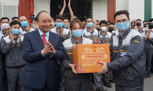 Chủ tịch nước Nguyễn Xuân Phúc tặng quà công nhân, lao động nhà máy Vinfast. Ảnh: Mai Dung