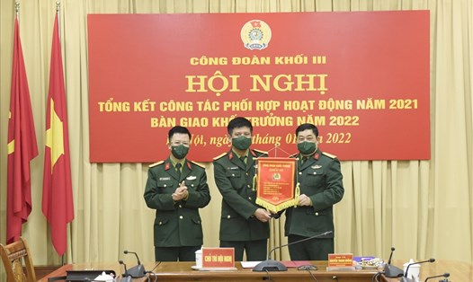 Đồng chí Đại tá Nguyễn Thanh Huống, Phó Chủ nhiệm Chính trị
Bộ Tư lệnh Bảo vệ Lăng Chủ tịch Hồ Chí Minh bàn giao Khối trưởng cho Công đoàn Binh đoàn 12.