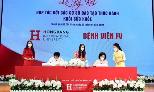 Đại diện Bệnh viện FV và trường Đại học Quốc tế Hồng Bàng ký kết hợp tác đào tạo