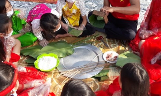 Học sinh Trường Tiểu học Mai Phụ - Lộc Hà - Hà Tĩnh trải nghiệm gói bánh chưng ngày Tết. Ảnh: LG