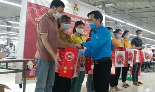 Hơn 300 suất quà được LĐLĐ tỉnh Sơn La hỗ trợ đến người lao động dịp Tết Nguyên Đán. Ảnh: Công đoàn Sơn La.