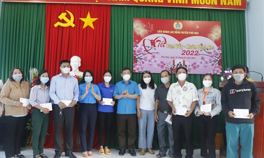 LĐLĐ huyện Phú Hòa trao tặng hơn 113 suất quà nhân dịp chường trình Tết Sum vầy 2022.