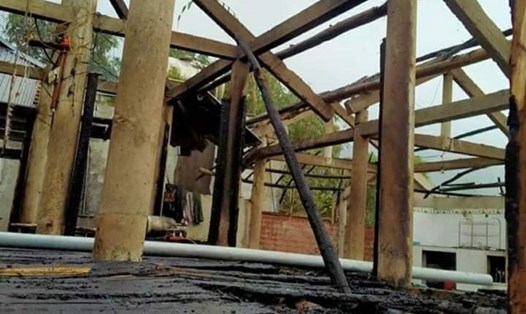 Hiện trường vụ nổ bình gas khiến 1 ngôi nhà bị thiêu rụi, 1 người bị bỏng nặng tại xã Tân Nguyên, huyện Yên Bình. Ảnh: NDCC.