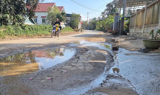 Đoạn đường ở trước cổng nhà người dân bị hỏng trong quá trình thi công dự án điện gió Amaccao Quảng Trị 1. Ảnh: Hưng Thơ.