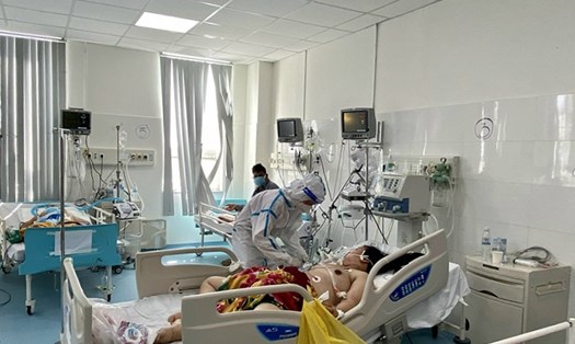 Điều trị bệnh nhân nặng ở Bệnh viện Vũng Tàu. Ảnh: H.H