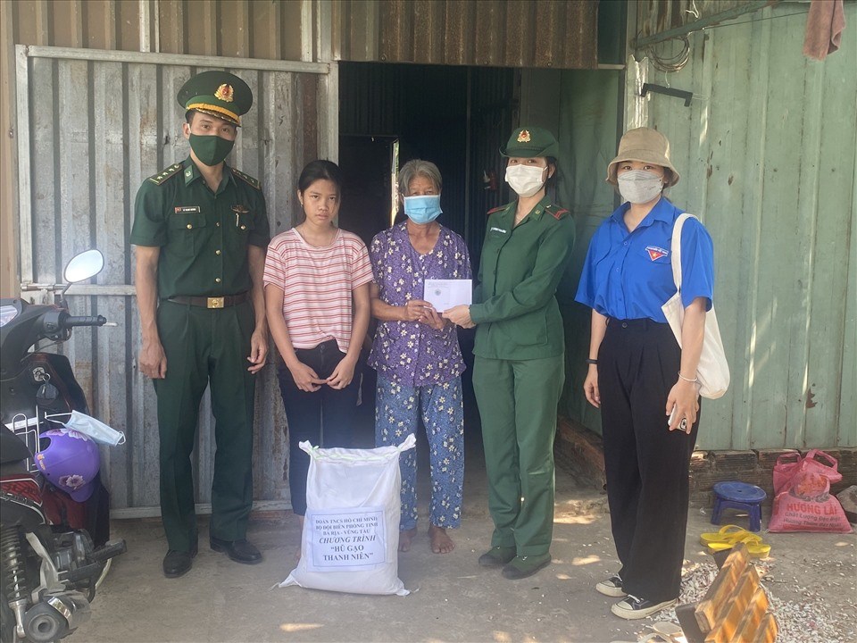 Chương trình "Hũ gạo thanh niên" của Bộ đội Biên phòng trao quà cho trẻ em nghèo tại huyện Xuyên Mộc. Ảnh: BĐBP Chương trình "Hũ gạo thanh niên" của Bộ đội Biên phòng trao quà cho trẻ em nghèo tại huyện Xuyên Mộc. Ảnh: BĐBP