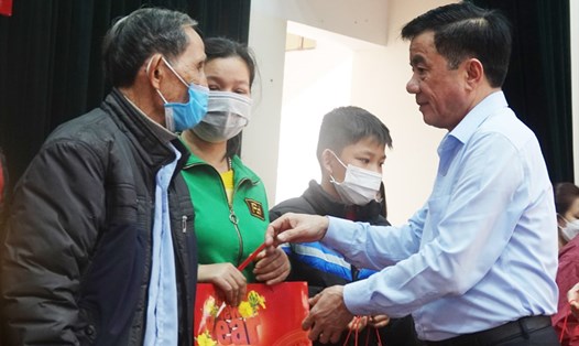 Đồng chí Trần Cẩm Tú trao quà cho người nghèo Hà Tĩnh. Ảnh: Trần Tuấn.