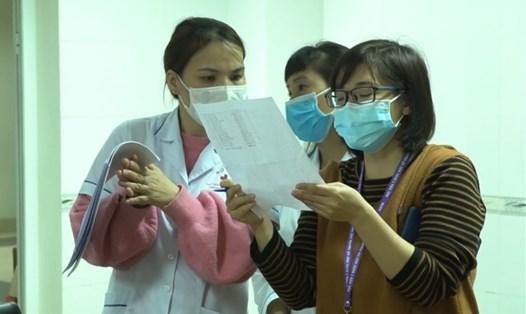Bà Lê Mai Ánh (ngoài cùng bên trái) trong lần tổ chức trao quà Tết của các mạnh thường quân cho cán bộ, nhân viên y tế Bệnh viện Tuệ Tĩnh. Ảnh: Sỹ Công