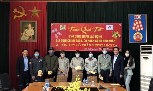 Lãnh đạo Công đoàn Tổng Công ty Thép Việt Nam-CTCP trao quà Tết cho đoàn viên có hoàn cảnh khó khăn. Ảnh: CĐCC