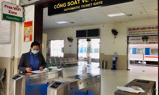 Chị Đặng Thị Minh Hương, nhân viên chăm sóc khách hàng, Ga Đà Nẵng đang kiểm tra lại số hành khách đã lên tàu trong ngày. Ảnh: Mỹ Linh