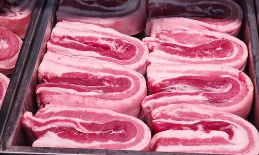 Mặc dù giá lợn hơi tăng rất ít, nhưng giá thịt lợn tại các chợ đã được "hét" rất cao. Ảnh: Vũ Long
