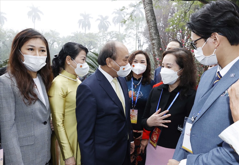 Chủ tịch nước Nguyễn Xuân Phúc và Phu nhân cùng các đại biểu kiều bào về dự “Xuân Quê hương 2022”. Ảnh: TTXVN