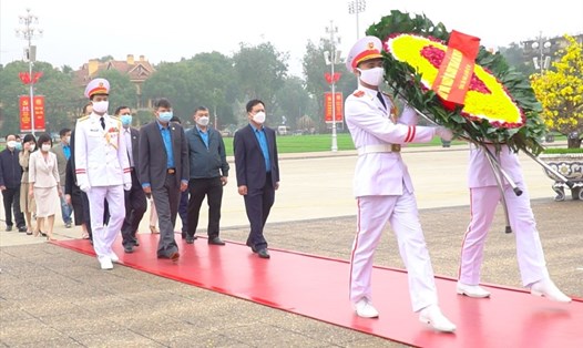 Đoàn viếng của Tổng Liên đoàn Lao động Việt Nam vào viếng Lăng Chủ tịch Hồ Chí Minh. Ảnh: Quế Chi