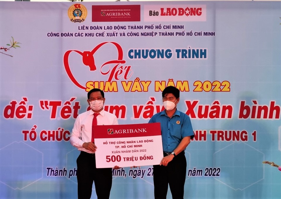Ông Nguyễn Hùng - Giám đốc Agribank chi nhánh TP.Thủ Đức - trao biển tượng trưng 500 triệu đồng trao tặng công nhân lao động. Ảnh: Nam Dương