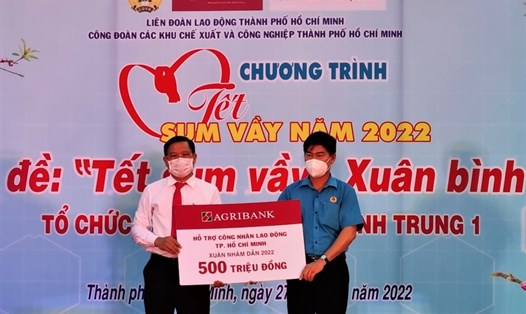 Ông Nguyễn Hùng - Giám đốc Agribank chi nhánh TP.Thủ Đức - trao biển tượng trưng 500 triệu đồng trao tặng công nhân lao động. Ảnh: Nam Dương