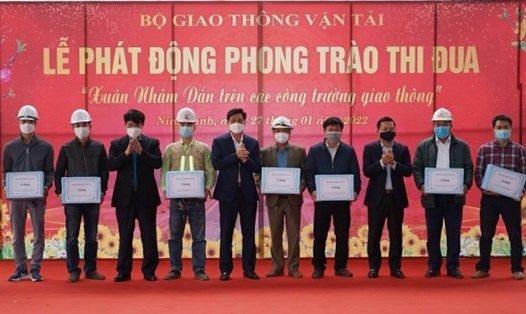 Thứ trưởng Nguyễn Ngọc Đông và Chủ tịch CĐ GTVT Đỗ Nga Việt tặng quà cho công nhân tai dự án cao tốc Bắc - Nam đoạn Mai Sơn - QL45. Ảnh NK