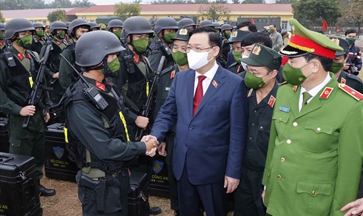 Chủ tịch Quốc hội Vương Đình Huệ với cán bộ, chiến sĩ Bộ Tư lệnh Cảnh sát cơ động. Ảnh: Thành Chung