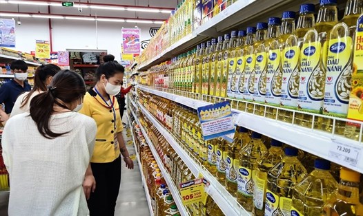 Các siêu thị đang nỗ lực kìm giá đối với các  mặt hàng thực phẩm thiết yếu trong dịp Tết Nguyên đán 2022. Ảnh: Vũ Long