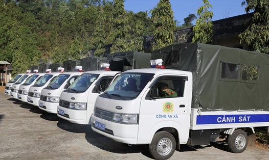Xe ô tô chuyên dùng vừa được cấp cho Công an 7 xã biên giới ở Đắk Nông. Ảnh: Minh Quỳnh