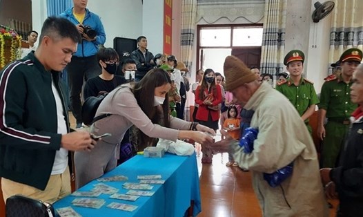 Nữ ca sĩ Thủy Tiên trao tiền hỗ trợ lũ lụt cho người dân ở tỉnh Quảng Trị. Ảnh: NV