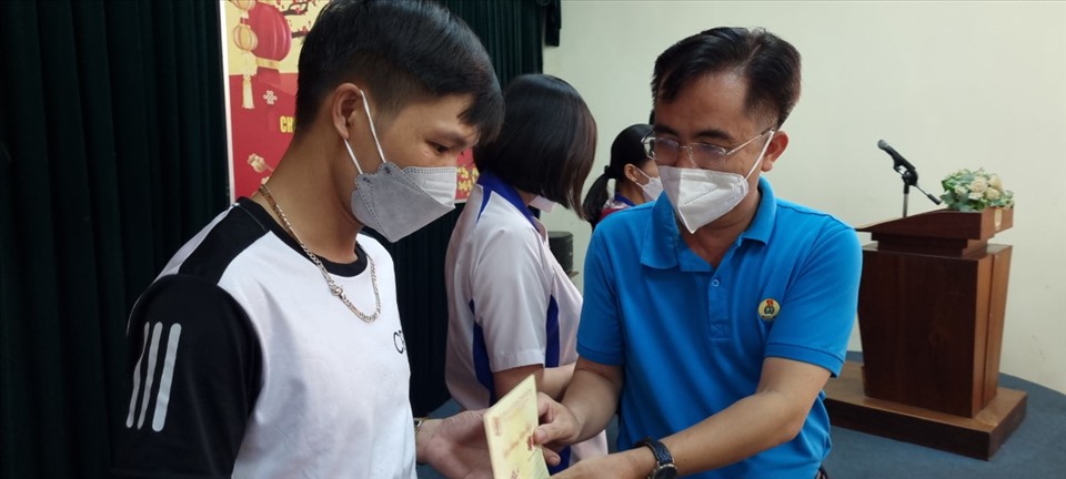 Ông Kiều Minh Sinh - Trưởng Ban Chính sách pháp luật - LĐLĐ tỉnh Đồng Nai - trao quà Tết cho người lao động có hoàn cảnh khó khăn. Ảnh: Hà Anh Chiến
