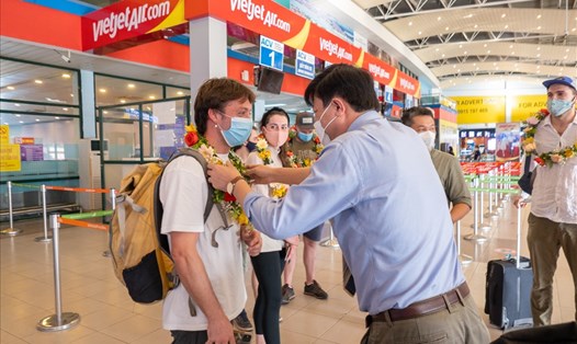 Ông Đặng Đông Hà - Phó Giám đốc Sở Du lịch tỉnh Quảng Bình - tặng hoa cho đoàn khi vừa xuống sân bay Đồng Hới. Ảnh: LPL