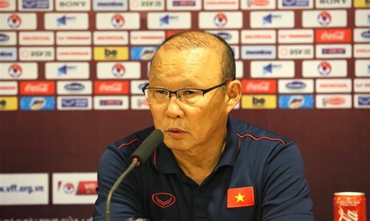 Huấn luyện viên Park Hang-seo kết thúc họp báo chỉ sau 2 câu hỏi. Ảnh: VFF