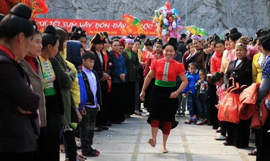 Một phụ nữ Thái tham gia trò chơi Tó má lẹ do cộng đồng tổ chức.