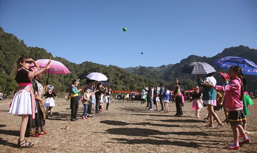 Trò chơi ném pao - một trong các trò chơi dân gian rất riêng của dân tộc Mông.