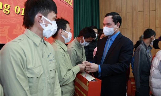 Chủ tịch Tổng LĐLĐVN Nguyễn Đình Khang tặng quà Tết cho công nhân lao động tỉnh Hưng Yên. Ảnh: Hải Nguyễn
