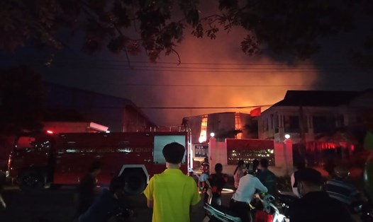 Công ty xảy ra hỏa hoạn trong cụm công nghiệp Bình Chuẩn, thành phố Thuận An. Ảnh: T.Đ