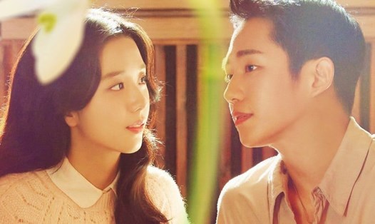 Fan chờ đợi "happy ending" trong phim mà Jung Hae In và Jisoo đóng chính. Ảnh: Poster JTBC.